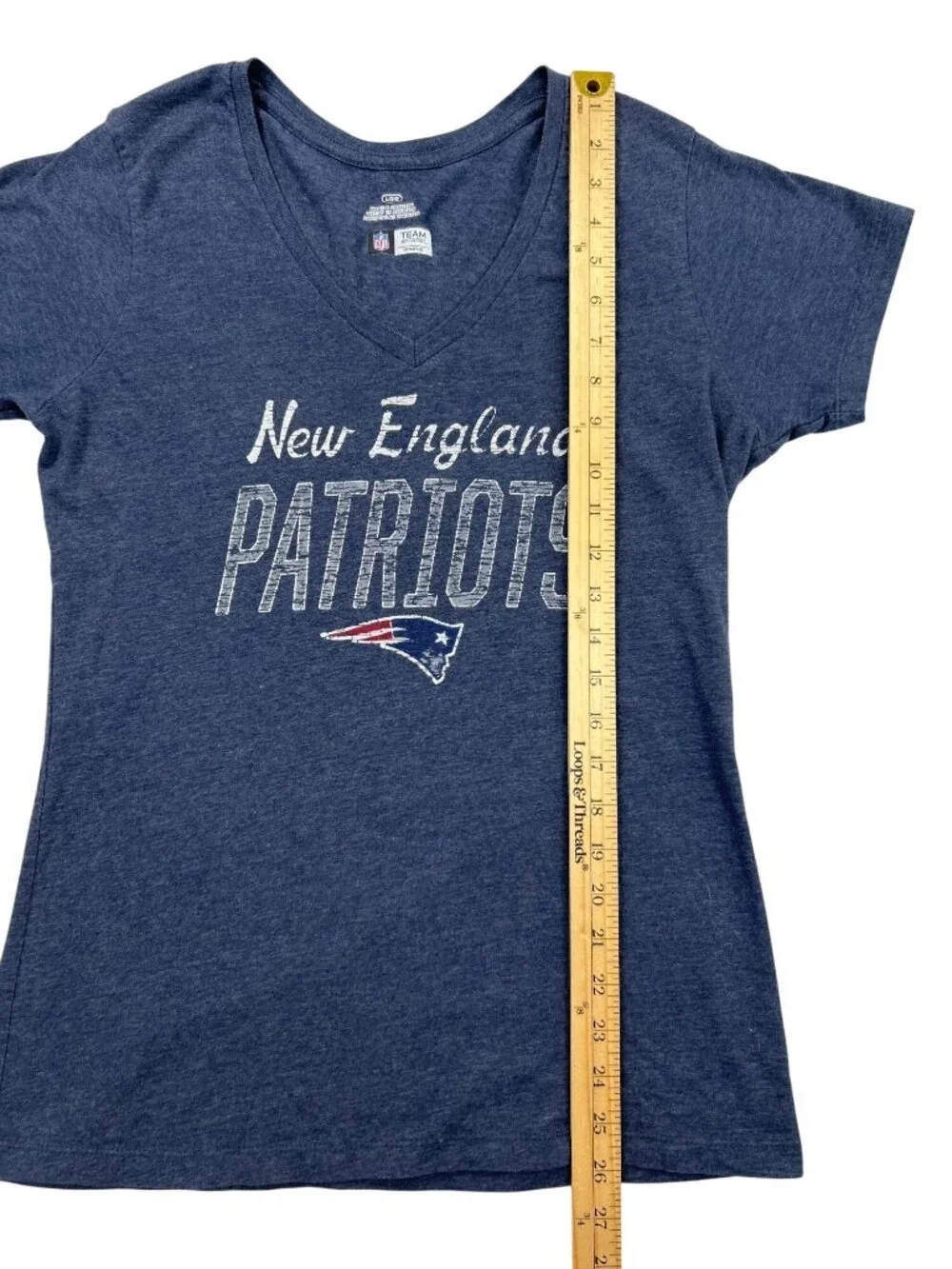 NFL Team Apparel Official  New England Patriots Sz L V-Neck T-Shirt Navy Blue
